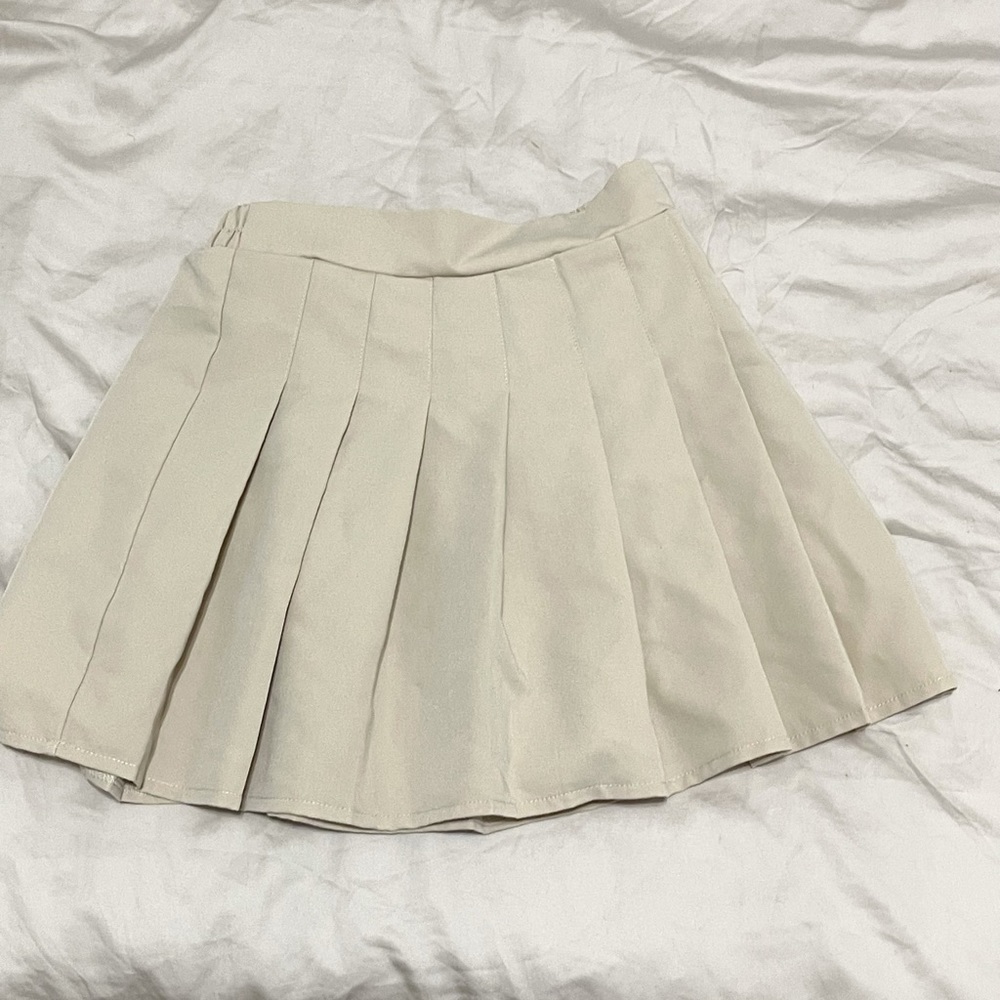 Beige Pleated skirt - LIKE NEW ♥️ size medium